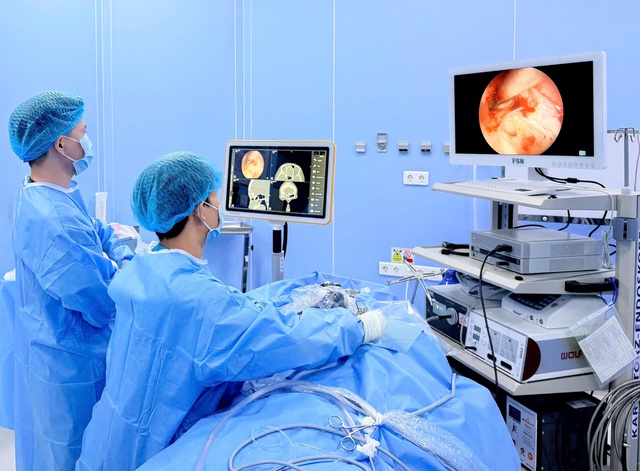 Đau đầu, sưng mắt kéo dài, cô gái trẻ phát hiện u nhầy xoang trán nguy hiểm- Ảnh 1. Đau đầu, sưng mắt kéo dài, cô gái trẻ phát hiện u nhầy xoang trán nguy hiểm- Ảnh 1.