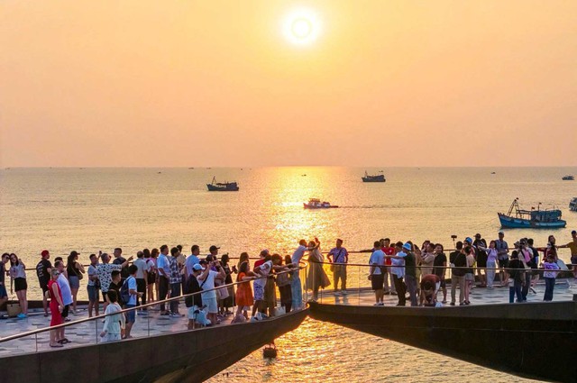 Du lịch An Giang đón trên 1 triệu lượt du khách trong dịp Lễ Giỗ Tổ Hùng Vương và kỳ nghỉ lễ 30/4- Ảnh 1.