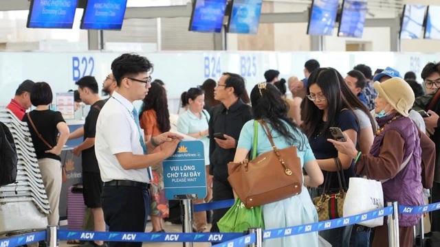 Sân bay Nội Bài đón lượng khách kỷ lục ngày cuối kỳ nghỉ lễ- Ảnh 1.