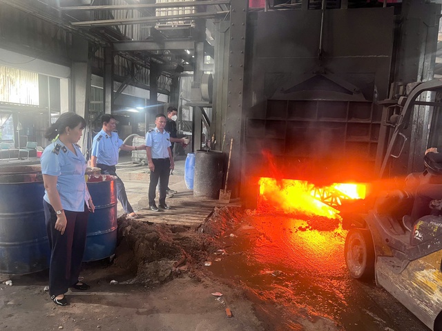 Hưng Yên: Tiêu hủy hơn 2 tấn tóp mỡ động vật không rõ nguồn gốc xuất xứ- Ảnh 3. Hưng Yên: Tiêu hủy hơn 2 tấn tóp mỡ động vật không rõ nguồn gốc xuất xứ- Ảnh 3.