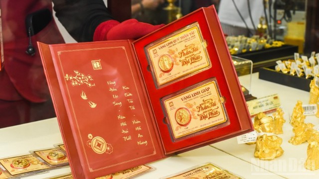 Giá vàng hôm nay 5/5: Vàng SJC giảm về mức 165 triệu đồng/lượng- Ảnh 1.