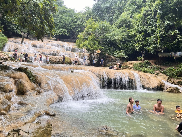 Thác Mây - “Chín bậc tình yêu” giữa đại ngàn xứ Thanh thu hút khách thập phương- Ảnh 2.