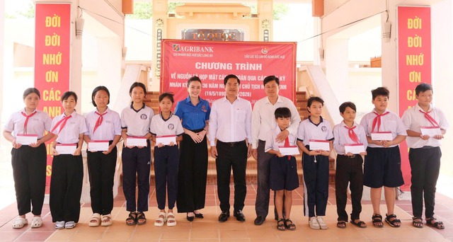 Agribank Chi nhánh Đức Huệ Bắc Long An về nguồn giáo dục truyền thống, lan tỏa trách nhiệm vì cộng đồng- Ảnh 5.