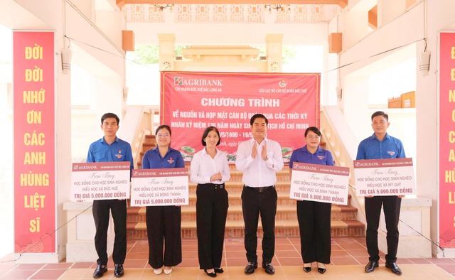 Agribank Chi nhánh Đức Huệ Bắc Long An về nguồn giáo dục truyền thống, lan tỏa trách nhiệm vì cộng đồng- Ảnh 4.