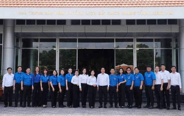Agribank Chi nhánh Đức Huệ Bắc Long An về nguồn giáo dục truyền thống, lan tỏa trách nhiệm vì cộng đồng- Ảnh 6.