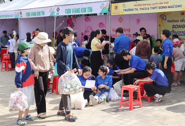 Agribank đồng hành lan tỏa lối sống xanh qua Chương trình “Đổi rác lấy quà” tại TP Cần Thơ- Ảnh 4. Agribank đồng hành lan tỏa lối sống xanh qua Chương trình “Đổi rác lấy quà” tại TP Cần Thơ- Ảnh 4.