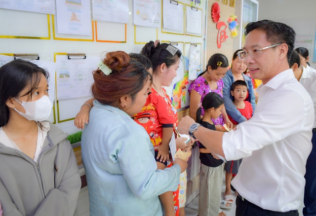 BIDV CN Hậu Giang mang yêu thương đến với bệnh nhi đang điều trị tại Bệnh viện Nhi đồng TP Cần Thơ- Ảnh 4. BIDV CN Hậu Giang mang yêu thương đến với bệnh nhi đang điều trị tại Bệnh viện Nhi đồng TP Cần Thơ- Ảnh 4.