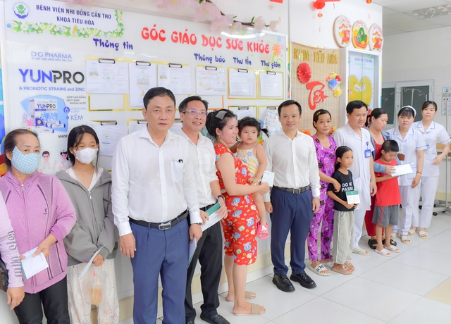 BIDV CN Hậu Giang mang yêu thương đến với bệnh nhi đang điều trị tại Bệnh viện Nhi đồng TP Cần Thơ- Ảnh 9. BIDV CN Hậu Giang mang yêu thương đến với bệnh nhi đang điều trị tại Bệnh viện Nhi đồng TP Cần Thơ- Ảnh 9.