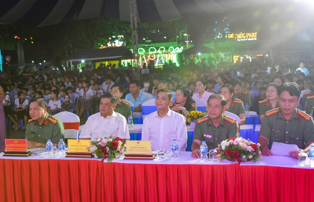 Trao 41 chiếc xe đạp và 300 phần quà cho trẻ em có hoàn cảnh khó khăn trên địa bàn TP Cần Thơ Ngày Quốc tế Thiếu nhi 1/6- Ảnh 3. Trao 41 chiếc xe đạp và 300 phần quà cho trẻ em có hoàn cảnh khó khăn trên địa bàn TP Cần Thơ Ngày Quốc tế Thiếu nhi 1/6- Ảnh 3.