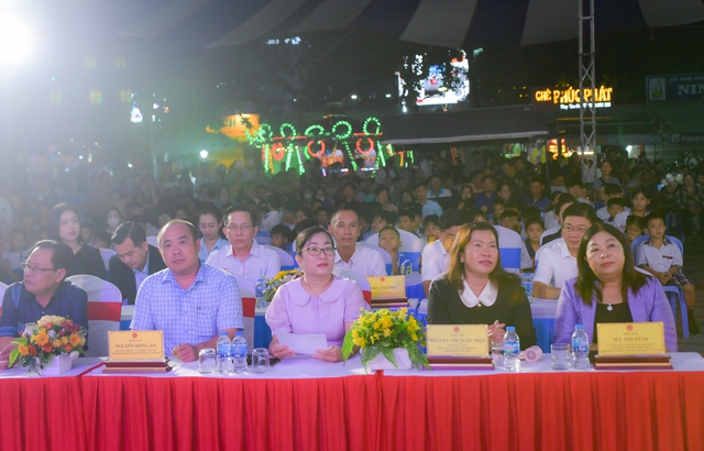 Trao 41 chiếc xe đạp và 300 phần quà cho trẻ em có hoàn cảnh khó khăn trên địa bàn TP Cần Thơ Ngày Quốc tế Thiếu nhi 1/6- Ảnh 2. Trao 41 chiếc xe đạp và 300 phần quà cho trẻ em có hoàn cảnh khó khăn trên địa bàn TP Cần Thơ Ngày Quốc tế Thiếu nhi 1/6- Ảnh 2.