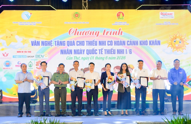 Trao 41 chiếc xe đạp và 300 phần quà cho trẻ em có hoàn cảnh khó khăn trên địa bàn TP Cần Thơ Ngày Quốc tế Thiếu nhi 1/6- Ảnh 4. Trao 41 chiếc xe đạp và 300 phần quà cho trẻ em có hoàn cảnh khó khăn trên địa bàn TP Cần Thơ Ngày Quốc tế Thiếu nhi 1/6- Ảnh 4.