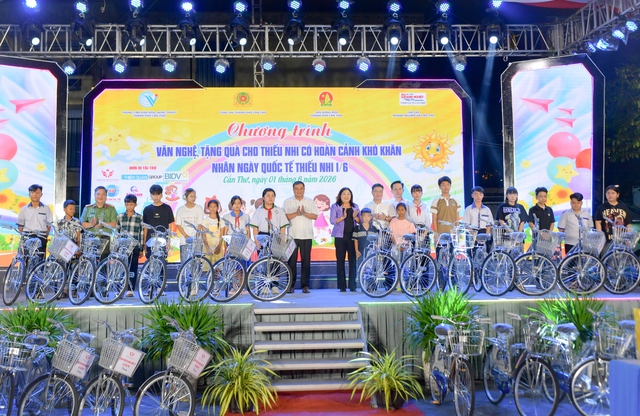 Trao 41 chiếc xe đạp và 300 phần quà cho trẻ em có hoàn cảnh khó khăn trên địa bàn TP Cần Thơ Ngày Quốc tế Thiếu nhi 1/6- Ảnh 6. Trao 41 chiếc xe đạp và 300 phần quà cho trẻ em có hoàn cảnh khó khăn trên địa bàn TP Cần Thơ Ngày Quốc tế Thiếu nhi 1/6- Ảnh 6.