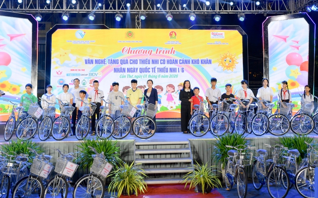 Trao 41 chiếc xe đạp và 300 phần quà cho trẻ em có hoàn cảnh khó khăn trên địa bàn TP Cần Thơ Ngày Quốc tế Thiếu nhi 1/6- Ảnh 7. Trao 41 chiếc xe đạp và 300 phần quà cho trẻ em có hoàn cảnh khó khăn trên địa bàn TP Cần Thơ Ngày Quốc tế Thiếu nhi 1/6- Ảnh 7.