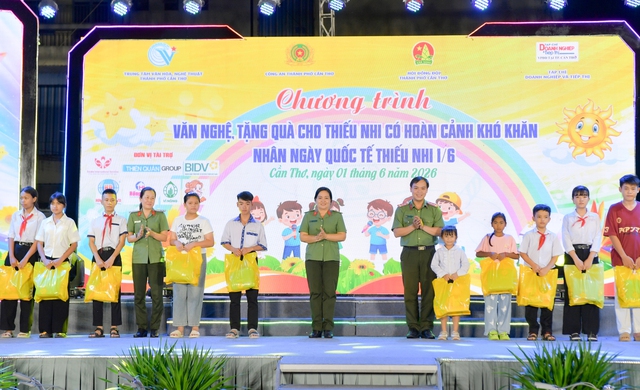 Trao 41 chiếc xe đạp và 300 phần quà cho trẻ em có hoàn cảnh khó khăn trên địa bàn TP Cần Thơ Ngày Quốc tế Thiếu nhi 1/6- Ảnh 11. Trao 41 chiếc xe đạp và 300 phần quà cho trẻ em có hoàn cảnh khó khăn trên địa bàn TP Cần Thơ Ngày Quốc tế Thiếu nhi 1/6- Ảnh 11.