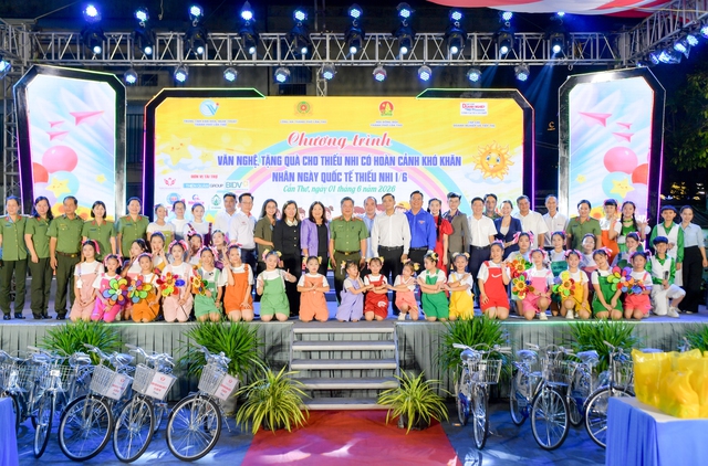 Trao 41 chiếc xe đạp và 300 phần quà cho trẻ em có hoàn cảnh khó khăn trên địa bàn TP Cần Thơ Ngày Quốc tế Thiếu nhi 1/6- Ảnh 12. Trao 41 chiếc xe đạp và 300 phần quà cho trẻ em có hoàn cảnh khó khăn trên địa bàn TP Cần Thơ Ngày Quốc tế Thiếu nhi 1/6- Ảnh 12.