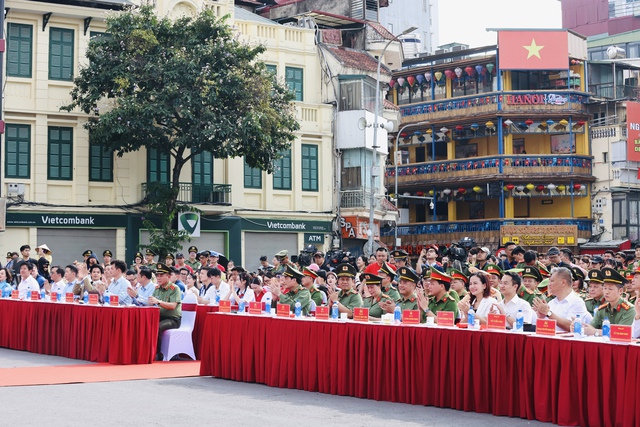 VINAMILK chung tay lan tỏa thông điệp “Tổ quốc bình yên” với 40.000 sản phẩm dành cho cộng đồng- Ảnh 1.