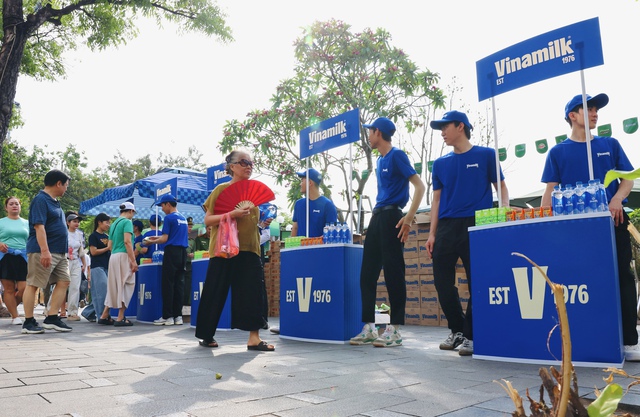 VINAMILK chung tay lan tỏa thông điệp “Tổ quốc bình yên” với 40.000 sản phẩm dành cho cộng đồng- Ảnh 2.