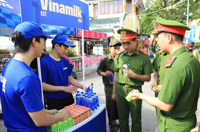 VINAMILK chung tay lan tỏa thông điệp “Tổ quốc bình yên” với 40.000 sản phẩm dành cho cộng đồng- Ảnh 3.