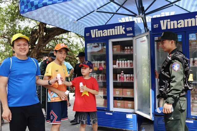 VINAMILK chung tay lan tỏa thông điệp “Tổ quốc bình yên” với 40.000 sản phẩm dành cho cộng đồng- Ảnh 7.