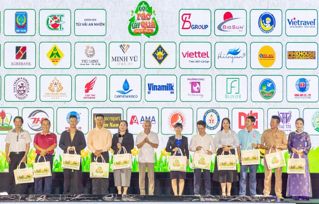 Agribank đồng hành lan tỏa lối sống xanh qua Chương trình “Đổi rác lấy quà” tại TP Cần Thơ- Ảnh 1. Agribank đồng hành lan tỏa lối sống xanh qua Chương trình “Đổi rác lấy quà” tại TP Cần Thơ- Ảnh 1.