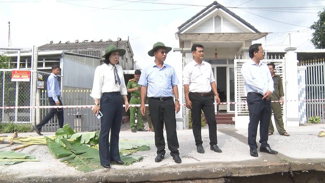 Cần Thơ: Lãnh đạo xã Phong Điền kiểm tra tình hình sạt lở trên tuyến sông Cầu Nhiếm- Ảnh 2. Cần Thơ: Lãnh đạo xã Phong Điền kiểm tra tình hình sạt lở trên tuyến sông Cầu Nhiếm- Ảnh 2.