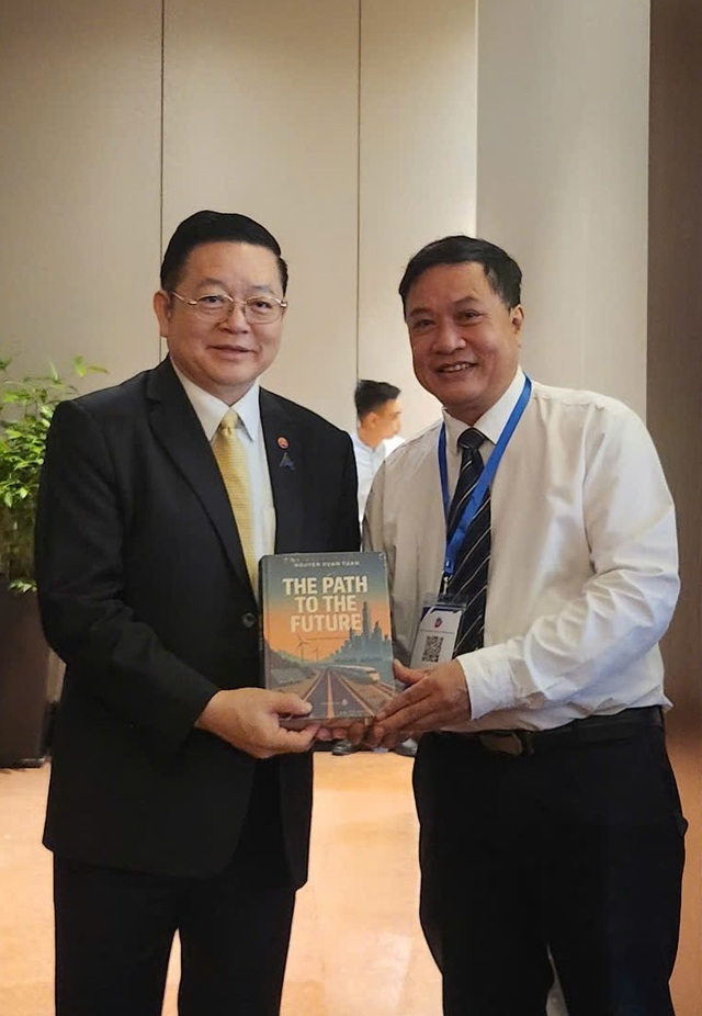 Giới thiệu sách “Con đường tương lai” tới bạn bè quốc tế tại Diễn đàn Tương lai ASEAN 2026- Ảnh 2. Giới thiệu sách “Con đường tương lai” tới bạn bè quốc tế tại Diễn đàn Tương lai ASEAN 2026- Ảnh 2.