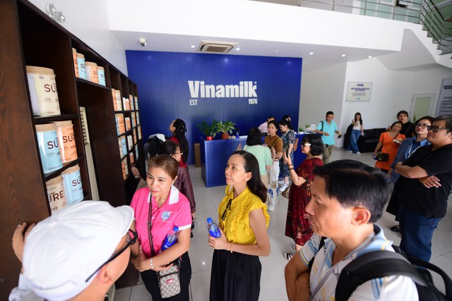 Vinamilk đón thế hệ “đồng niên” tham quan nhà máy với lời hứa chăm sóc sức khỏe bằng dinh dưỡng chất lượng- Ảnh 2.