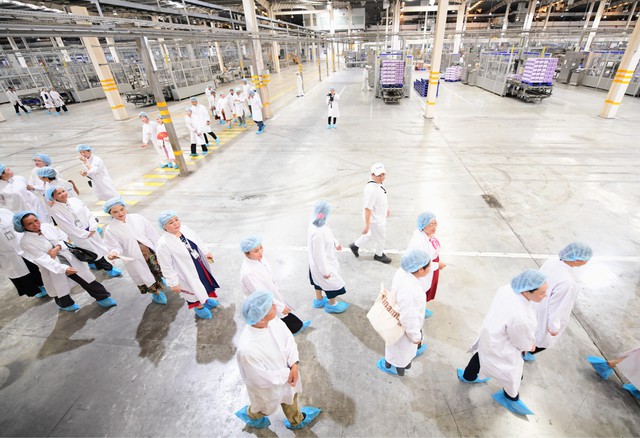 Vinamilk đón thế hệ “đồng niên” tham quan nhà máy với lời hứa chăm sóc sức khỏe bằng dinh dưỡng chất lượng- Ảnh 3.