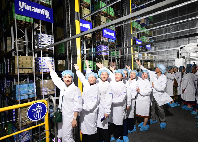 Vinamilk đón thế hệ “đồng niên” tham quan nhà máy với lời hứa chăm sóc sức khỏe bằng dinh dưỡng chất lượng- Ảnh 4.