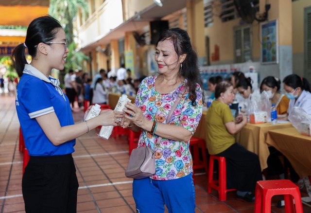 Vinamilk đón thế hệ “đồng niên” tham quan nhà máy với lời hứa chăm sóc sức khỏe bằng dinh dưỡng chất lượng- Ảnh 8.