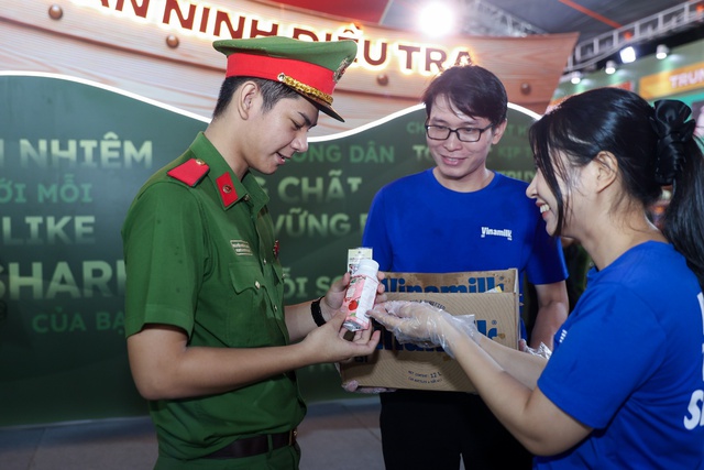 VINAMILK mang đến những trạm tiếp năng lượng giữa Gala “Tổ quốc bình yên”- Ảnh 10.
