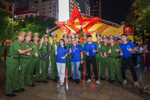 VINAMILK mang đến những trạm tiếp năng lượng giữa Gala “Tổ quốc bình yên”- Ảnh 1.