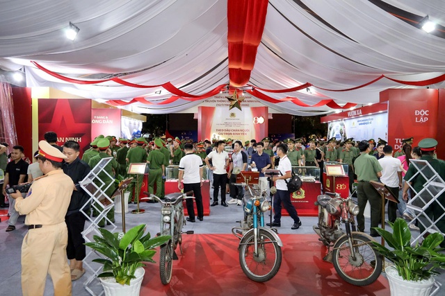 VINAMILK mang đến những trạm tiếp năng lượng giữa Gala “Tổ quốc bình yên”- Ảnh 2.