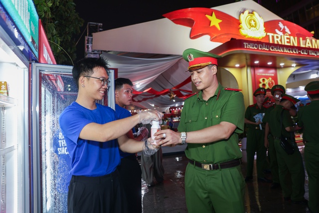 VINAMILK mang đến những trạm tiếp năng lượng giữa Gala “Tổ quốc bình yên”- Ảnh 5.