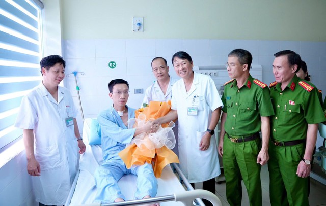 Bệnh viện Đa khoa Thanh Hóa: Cuộc chạy đua nghẹt thở cứu chiến sĩ công an bị trọng thương khi làm nhiệm vụ" - Ảnh 1.