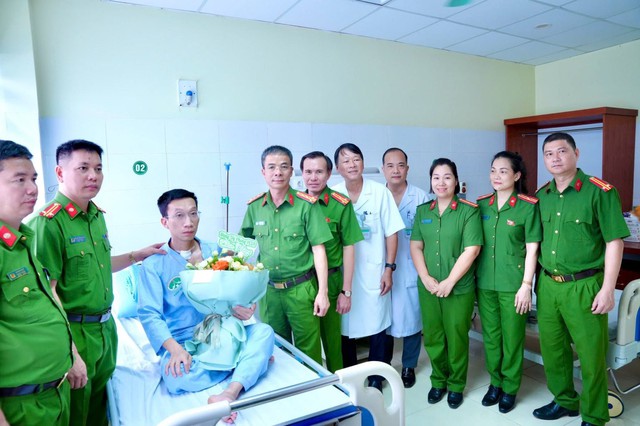 Bệnh viện Đa khoa Thanh Hóa: Cuộc chạy đua nghẹt thở cứu chiến sĩ công an bị trọng thương khi làm nhiệm vụ" - Ảnh 3.