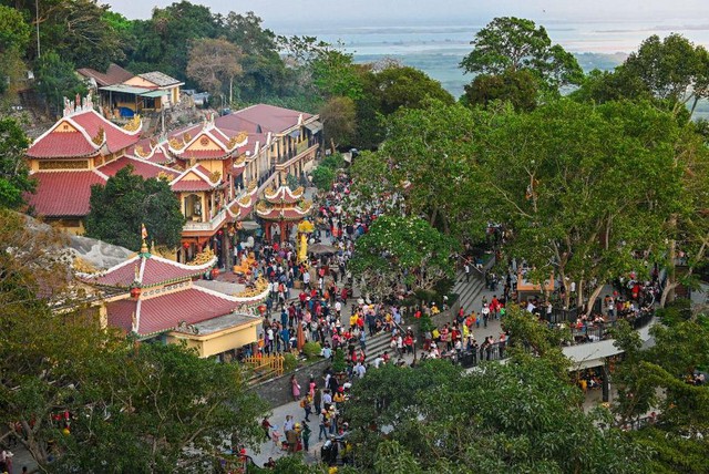 Tây Ninh: Lần đầu tiên du khách tham dự lễ hội trái cây và check-in con đường tranh sơn mài dịp Lễ vía Bà Đen - Ảnh 1.