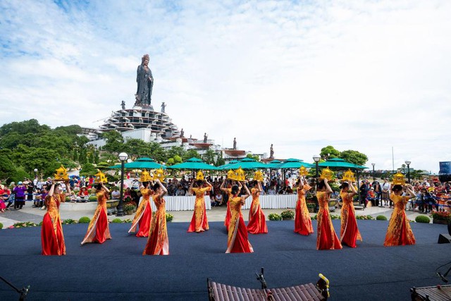 Tây Ninh: Lần đầu tiên du khách tham dự lễ hội trái cây và check-in con đường tranh sơn mài dịp Lễ vía Bà Đen - Ảnh 3.