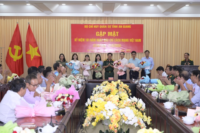Bộ CHQS tỉnh An Giang họp mặt báo chí nhân kỷ niệm 101 năm Ngày Báo chí Cách mạng Việt Nam- Ảnh 2.