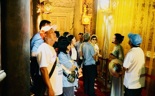 Chính điện dát vàng ở Thanh Hóa hút hàng ngìn khách mỗi ngày - Ảnh 2.