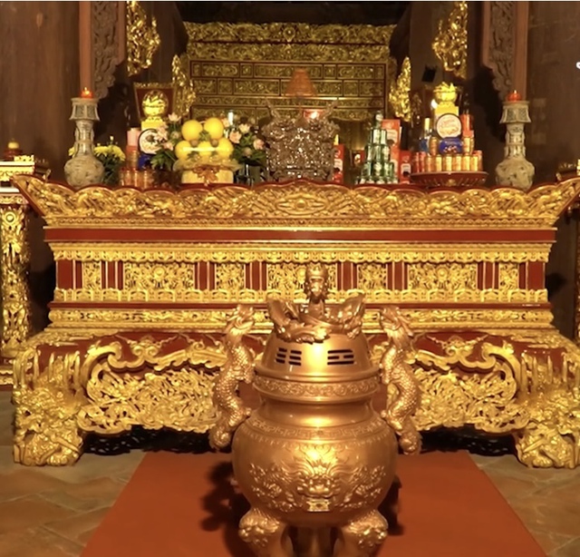 Chính điện dát vàng ở Thanh Hóa hút hàng ngìn khách mỗi ngày - Ảnh 1.