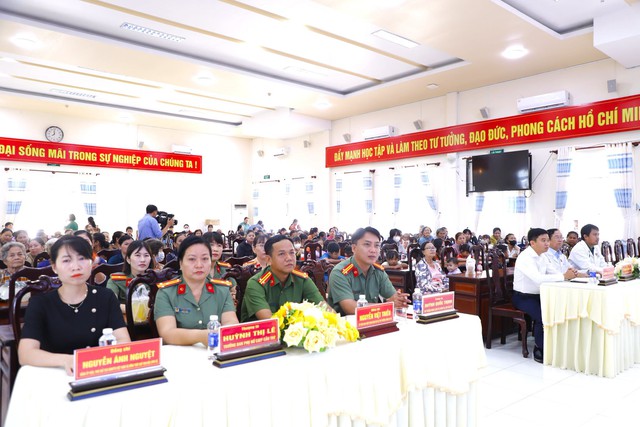 Cần Thơ: Khám mắt miễn phí, trao gửi yêu thương tại xã Cờ Đỏ - Ảnh 1.