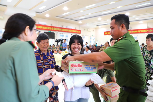 Cần Thơ: Khám mắt miễn phí, trao gửi yêu thương tại xã Cờ Đỏ - Ảnh 10.