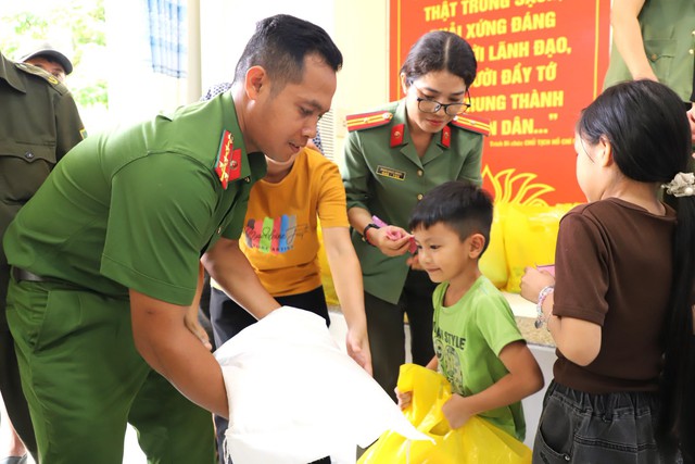 Cần Thơ: Khám mắt miễn phí, trao gửi yêu thương tại xã Cờ Đỏ - Ảnh 11.