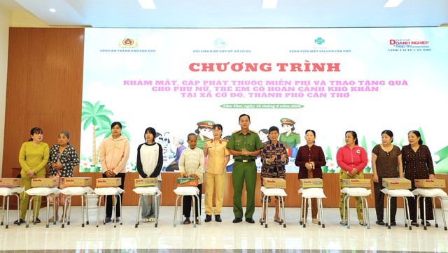 Cần Thơ: Khám mắt miễn phí, trao gửi yêu thương tại xã Cờ Đỏ - Ảnh 5.