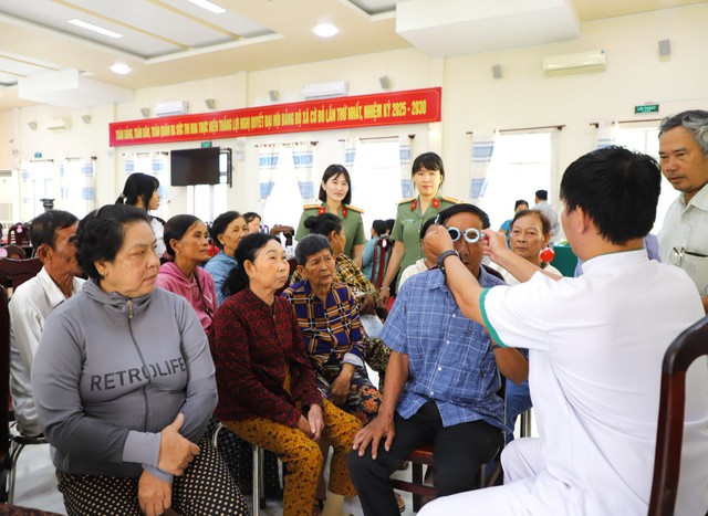 Cần Thơ: Khám mắt miễn phí, trao gửi yêu thương tại xã Cờ Đỏ - Ảnh 7.