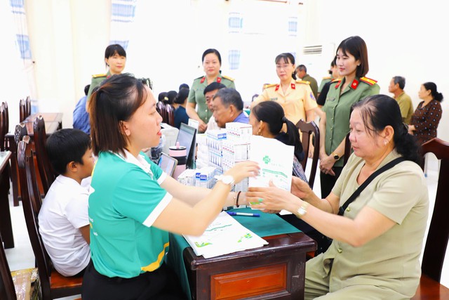 Cần Thơ: Khám mắt miễn phí, trao gửi yêu thương tại xã Cờ Đỏ - Ảnh 8.