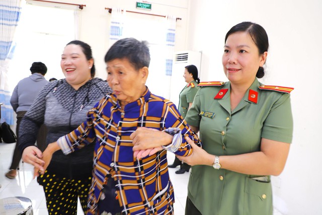Cần Thơ: Khám mắt miễn phí, trao gửi yêu thương tại xã Cờ Đỏ - Ảnh 9.