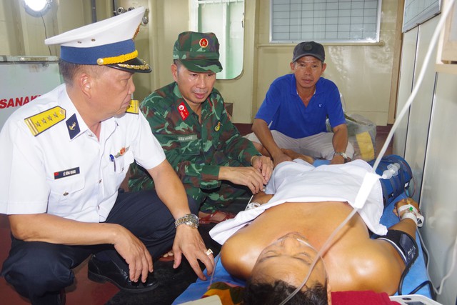 Tàu Trường Sa 08 đưa ngư dân bị tai nạn trên biển về đất liền an toàn- Ảnh 2.