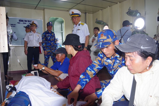 Tàu Trường Sa 08 đưa ngư dân bị tai nạn trên biển về đất liền an toàn- Ảnh 3.
